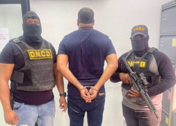 En un operativo liderado por la Dirección Nacional de Control de Drogas (DNCD) y el Ministerio Público, con el apoyo de INTERPOL Santo Domingo, fue detenido en el Aeropuerto Internacional de las Américas (JFPG) Keibin Alberto Pérez Matos, buscado por su conexión con el decomiso de 263 paquetes de droga en la provincia de Barahona. 