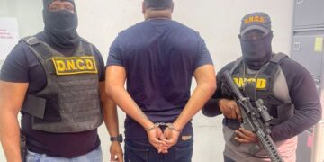 En un operativo liderado por la Dirección Nacional de Control de Drogas (DNCD) y el Ministerio Público, con el apoyo de INTERPOL Santo Domingo, fue detenido en el Aeropuerto Internacional de las Américas (JFPG) Keibin Alberto Pérez Matos, buscado por su conexión con el decomiso de 263 paquetes de droga en la provincia de Barahona. 