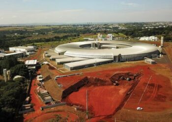 Complejo Orion, que se construye en la ciudad de Campinas, sureste brasileño, para investigaciones en energía y materiales. Brasil destaca como el país latinoamericano que destina una mayor proporción de su producto interno bruto a investigación y desarrollo, un campo en el que la región tiene un notorio rezago. Imagen: Cnpem