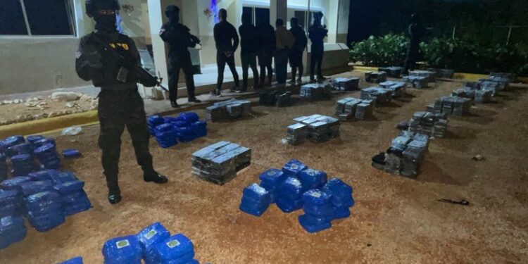 Incautan 732 paquetes de presunta cocaína y 226 de marihuana, interceptando una embarcación sospechosa frente a las costas de Pedernales