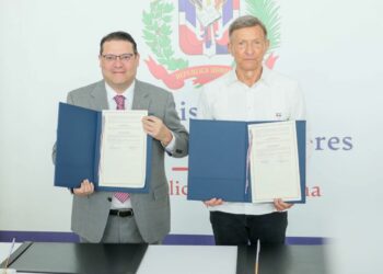 El director general de Aduanas, Eduardo Sanz Lovatón y el canciller Roberto Álvarez.