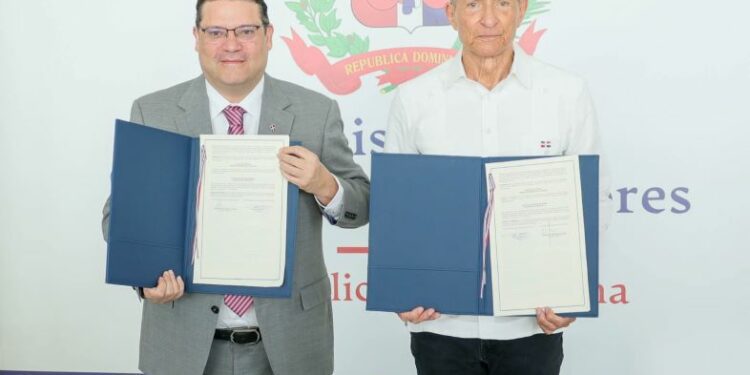 El director general de Aduanas, Eduardo Sanz Lovatón y el canciller Roberto Álvarez.