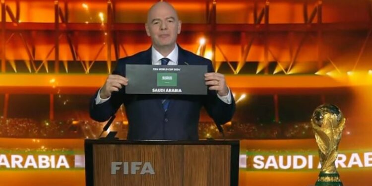 El presidente de la Fifa, Gianni Infantino, al anunciar que entregaba la organización de la Copa Mundial de Fútbol masculino 2034 a Arabia Saudí. Organizaciones humanitarias temen por las vidas, seguridad y demás derechos de los trabajadores migrantes, y advierten sobre la opresión de las mujeres y de minorías vulnerables en el reino árabe. Imagen: SNA