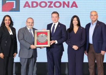 La Asociación Dominicana de Zonas Francas (ADOZONA) entregó un merecido reconocimiento al ministro de Industria, Comercio y MIPYMES, Víctor Bisonó, en honor a su destacada labor en favor de las zonas francas del país