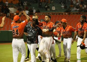 Francisco Peña da jonrón con bases llenas; Toros ganan tercero en línea