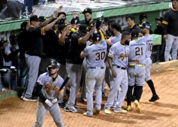 Con un sencillo decisivo de Juan Lagares en el séptimo inning, las Águilas Cibaeñas derrotaron 8-6 a las Estrellas Orientales, asegurando su pase al round robin de la Liga Dominicana de Béisbol.