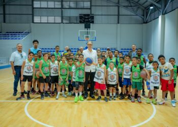 Niños y miembros de la comunidad de El Hospital reciben la casa club remozada por el Banco Popular.
DSC_1249 El Banco Popular invirtió RD$9.6 millones en la renovación del espacio deportivo y sus instalaciones complementarias.