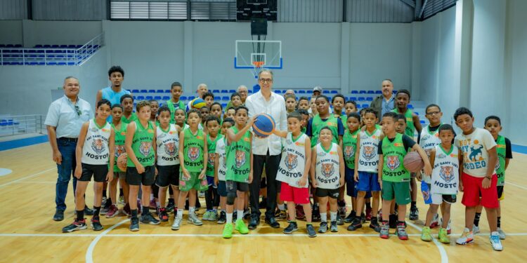 Niños y miembros de la comunidad de El Hospital reciben la casa club remozada por el Banco Popular.
DSC_1249 El Banco Popular invirtió RD$9.6 millones en la renovación del espacio deportivo y sus instalaciones complementarias.