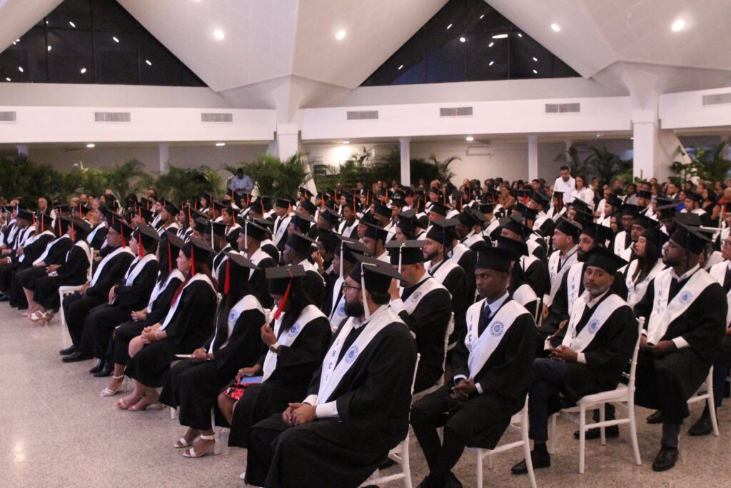 Universidad INCE celebra 50 años con la graduación de 152 profesionales ...