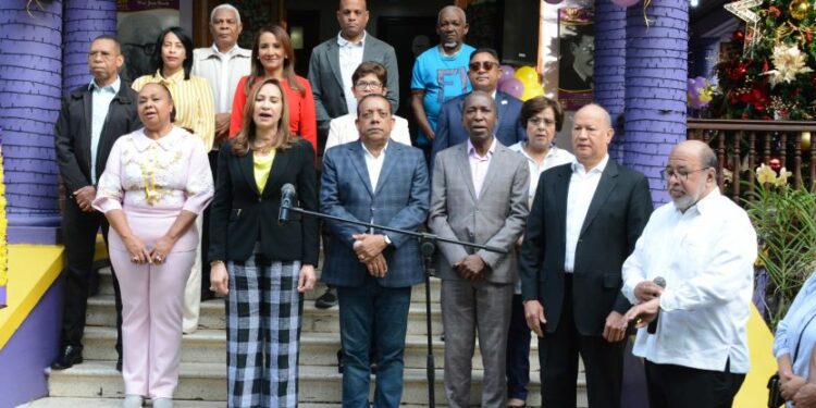 La jornada inició con la izada de banderas en la Casa Nacional del PLD, acompañada por los acordes del Himno Nacional y el himno del partido