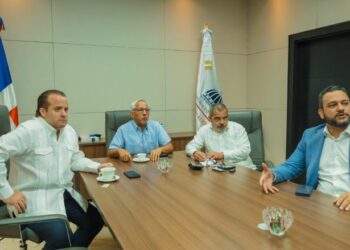 La educación como prioridad nacional recibió un impulso decisivo durante una reunión estratégica encabezada por el ministro de la Presidencia, José Ignacio Paliza, y el ministro de Educación, Ángel Hernández.