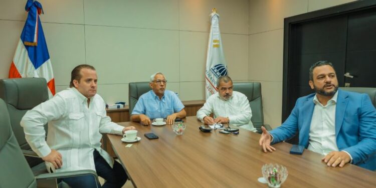 La educación como prioridad nacional recibió un impulso decisivo durante una reunión estratégica encabezada por el ministro de la Presidencia, José Ignacio Paliza, y el ministro de Educación, Ángel Hernández.