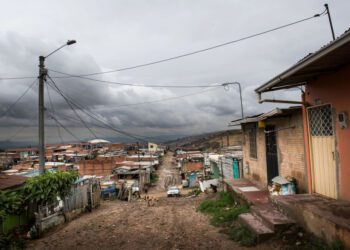 El barrio Altos de Florida, al suroeste de Bogotá, muestra el cambio del paisaje rural al urbano. En toda América Latina y el Caribe, el crecimiento acelerado de las ciudades ha significado también la mudanza de su pobreza, ahora mayoritariamente urbana. Imagen: Pnud