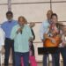 Artistas y el comité organizador cierran el acto conmemorativo de 7 Días con el Pueblo cantando Obrero dame tu mano.