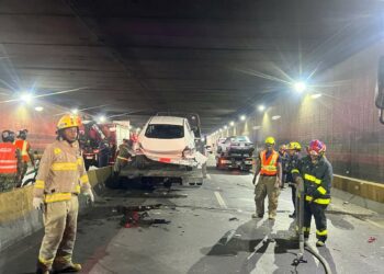 Un accidente de tránsito en el túnel de la avenida 27 de Febrero desató el caos la tarde de hoy, tras una peligrosa fuga de gas provocada por la colisión de cuatro vehículos.