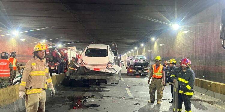 Un accidente de tránsito en el túnel de la avenida 27 de Febrero desató el caos la tarde de hoy, tras una peligrosa fuga de gas provocada por la colisión de cuatro vehículos.