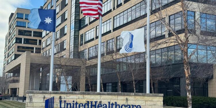 El consejero delegado de la empresa de seguros de salud y productos sanitarios UnitedHealth Group, Andrew Witty, ha reconocido este viernes que el sistema de salud de Estados Unidos "no funciona tan bien como debería" tras el asesinato a tiros de Brian Thompson, consejero delegado de su división de seguros, UnitedHealthcare.

Photo: Jerry Holt/TNS via ZUMA Press Wire/dpa
POLITICA INTERNACIONAL
Jerry Holt/TNS via ZUMA Press Wi / DPA