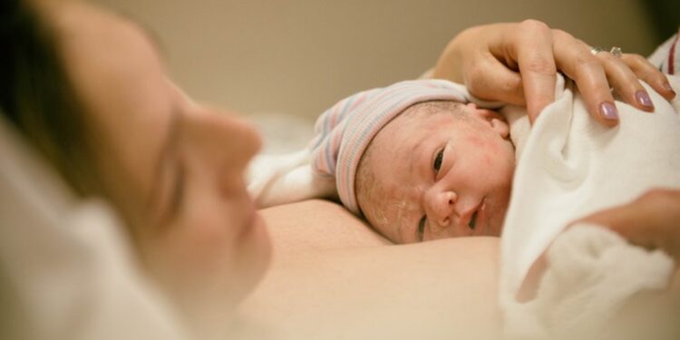 Recién nacido abre los ojos por primera vez después del nacimiento.
SOCIEDAD SALUD
ISTOCK/VERNONWILEY